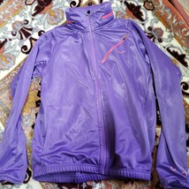 送￥230 NIKE ナイキ FIT-DRY フィット ドライ Mサイズ 衣類 ジャージ 紫 パープル wear ウェア 隠しフード付 purple 上着 Sports スポーツ_画像1