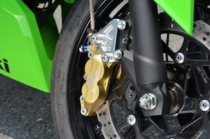 AGRAS（アグラス） Ninja250SL キャリパーサポート　ブレンボに