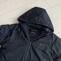 美品 FRED PERRY 中綿 リップストップ ナイロン インシュレイテッド フーデッド ジャケット INSULATED HOODED JACKET J2572 M 黒 ロゴ_画像2