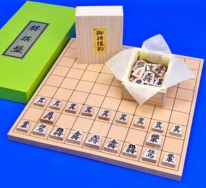 将棋セット　新桂5号折将棋盤セット(木製将棋駒アオカ押し駒)【囲碁将棋専門店の将碁屋】