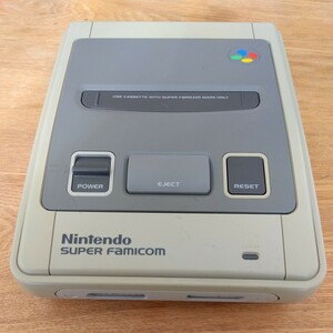 スーパーファミコン本体の中古品です。コントローラー2個、ステレオAVケーブル、ＡＣアダプタ、スーパーゲームボーイ付。通電確認済。