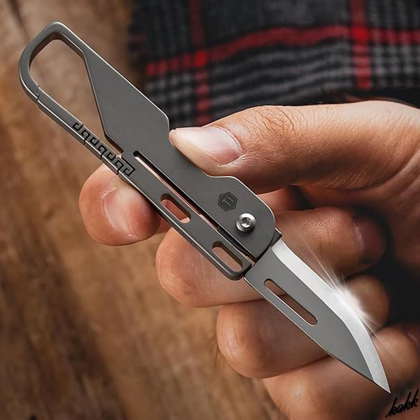 【超小型で携帯に便利】 クリップ型フォールディングナイフ 刃渡り43mm 防錆 チタン合金 キャンプ アウトドア DIY グレーシルバー