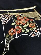 黒絵羽 羽織り 美品 和服 和装 黒地 刺繍 屏風絵 花柄 上品 高級感 正絹 防寒 埃除け お出かけ 古着 中古品_画像5