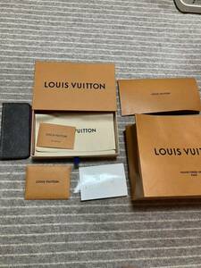 送料無料　ルイ・ヴィトン　LOUIS VUITTON ショップ紙袋箱付き　正規品ですがジャンク品　スマホケース iPhoneSE 7.8 傷汚れあり　