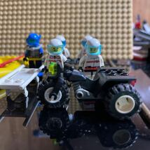 レゴレスキューエアホーク 付属フィギュア バイク 担架 ゴムボート ダイバー #6462 LEGO ミニフィグ 希少 年代物 入手困難 レアパーツ取り_画像4