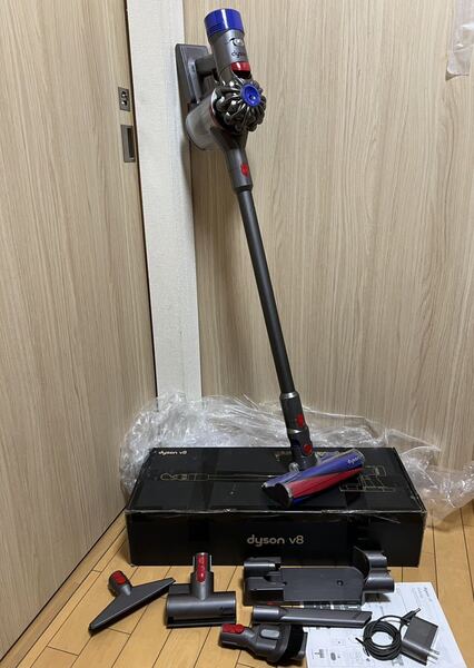 送料無料 (動作品)dyson ダイソン SV10コードレスクリーナー V 8 ブラック (C-19)