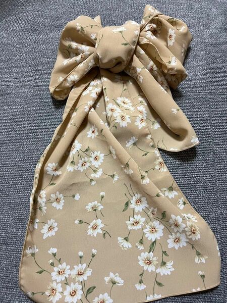 お値下げ中　白花柄スカーフ　可愛いロングスカーフ（5/16−17期間セール中）