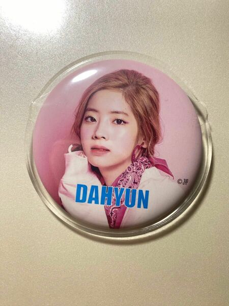 Dahyun 公式缶バッチ　Twice カバー付