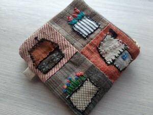 ♪可愛い★ ハウスのアップリケ&タグに花刺繍★先染め生地★コインケース・小物入れ・キーケース・カード入れ10cm×10cm