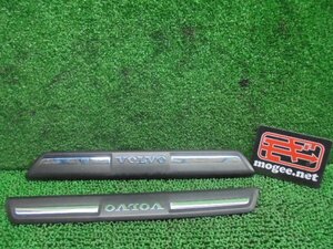 8FB3508 KC2)) ボルボ V40 DBA-MB4164T 2013年 前期型 T4右ハンドル 純正 フロントスカッフプレート左右セット