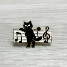 【ピンバッジ】黒猫 楽譜 音符 にゃんこ 音楽 振り向き_画像1