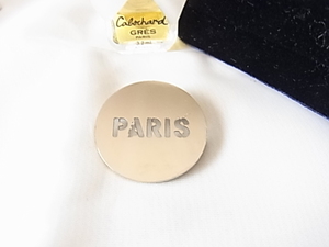 PARISのロゴがくり抜かれたデザイン　円形　直径約3センチ　シルバーカラー　銀色　ブローチ▲