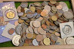 【外国コイン　まとめ】　外国硬貨　2000ｇ以上（2㎏以上）　350枚以上　アメリカ、、ヨーロッパ、アジアなど…　