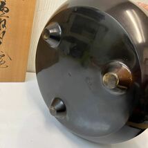 ヤ120 美品 茶道具 道安 風炉 真鍮製 ？ 銅製？ 5.4kg 直径約34cm 高さ21cm 共箱 木箱付 銘あり _画像5