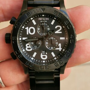 ニクソンのマブいマットブラックなメンズ腕時計 左利き右腕用 レディースも可の画像4