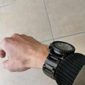 ニクソンのマブいマットブラックなメンズ腕時計 左利き右腕用 レディースも可の画像3