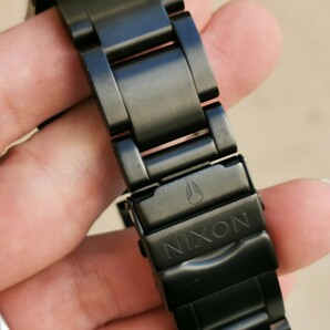 ニクソンのマブいマットブラックなメンズ腕時計 左利き右腕用 レディースも可の画像6