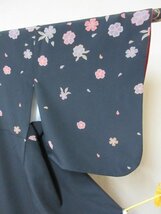 1円 良品 化繊 着物 付け下げ小紋 洗える 入学 卒業 黒 桜吹雪 芝草 高級 袷 身丈160cm 裄67cm【夢職】★★★_画像7