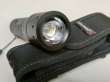 LED LENSER レッドレンザー T7　LED ハンディーライト 約13cm 点灯 ライト ケース ストラップ付き アウトドア ミリタリー 中古 / 送料520円_画像2