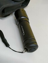 LED LENSER レッドレンザー T7　LED ハンディーライト 約13cm 点灯 ライト ケース ストラップ付き アウトドア ミリタリー 中古 / 送料520円_画像4