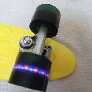 ● REPTILE SKATE 走ると光る4輪LED入り スケートボード ペニータイプ ミニクルーザー 57cm ●の画像5