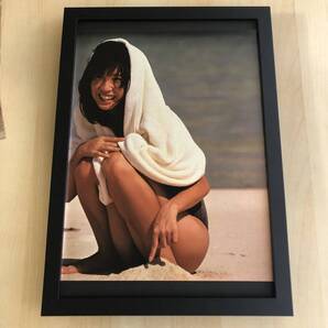 kj ★額装品★ 大場久美子 グラビア セクシー 癒し 笑顔 貴重写真 A4サイズ額入り ポスター風デザイン 水着 アイドル