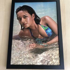 kj ★額装品★ かたせ梨乃 グラビア セクシー ビキニ 美乳 貴重写真 A4サイズ額入り ポスター風デザイン 水着 女優