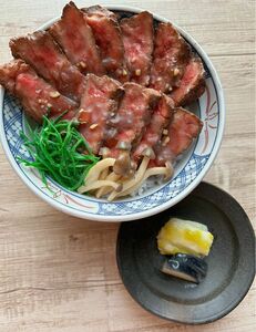 食品サンプル　焼肉丼　お漬物