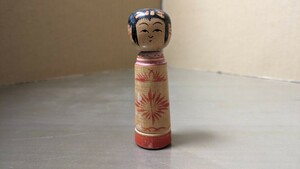 伝統こけし 秋山一雄 蔵王高湯系 高さ約9cm 在銘 148 kokeshi