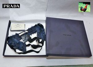 PRADA　プラダ　赤色野鶏セキショクヤケイ羽毛付け襟　ブルー　長さ45㌢　幅4.5㌢　箱付き　未使用品