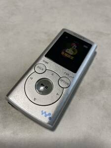 【送料無料】ソニー デジタルウォークマン NW-E052♪シルバー 2GB SONYWALKMAN♪即決ポータブルオーディオプレーヤーdigital media player