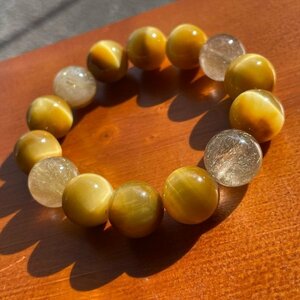 Art hand Auction [Aporta un aura segura y resuelta] Pulsera de cuarzo rutilo dorado con ojo de tigre dorado Efecto amuleto de rosario de 14 mm, Trabajo de perlas, rosario, Piedra natural, Piedras semi preciosas