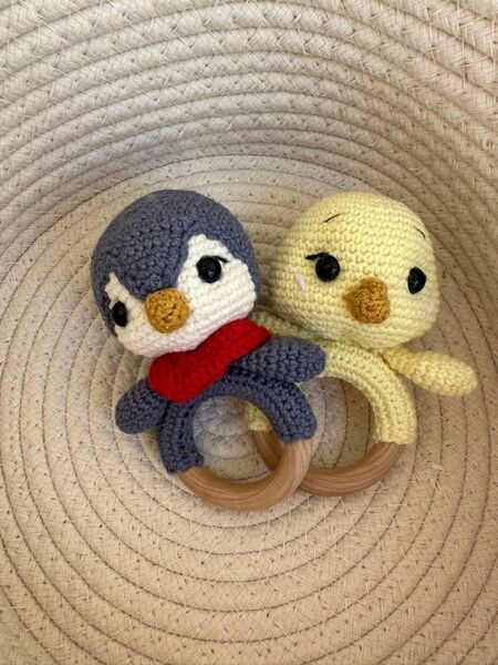 【あみぐるみ】手作りのペンギンとひよこの編みぐるみガラガラ(1体のみ)