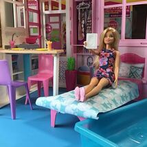 used おもちゃ 「 バービー かわいいピンクのプールハウス 」パーツ完品 / 外箱 説明書あり / 背景厚紙も綺麗です / 人形つき すぐ遊べます_画像1