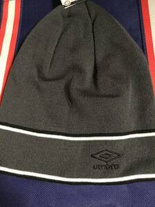 ◆umbro (アンブロ)リバーシブルニット帽　グレー/ブラック　FREE タグ付未使用品