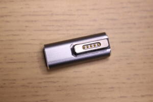 USB Type-C から MagSafe 2 への変換アダプタ