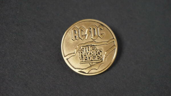  『骨董風AC/DC昔金円 』新品『AC/DC 』レイザーズ・エッジ『THE RAZORS EDGE』オーストラリア ヘビーメタルバンド■音楽■金属ピンバッジ