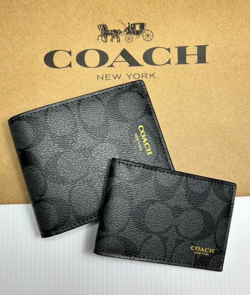 新品　未使用　コーチシグネチャーブラックCOACHロゴプリント二つ折り財布、パスケース・カードケース付き　箱、紙袋付き