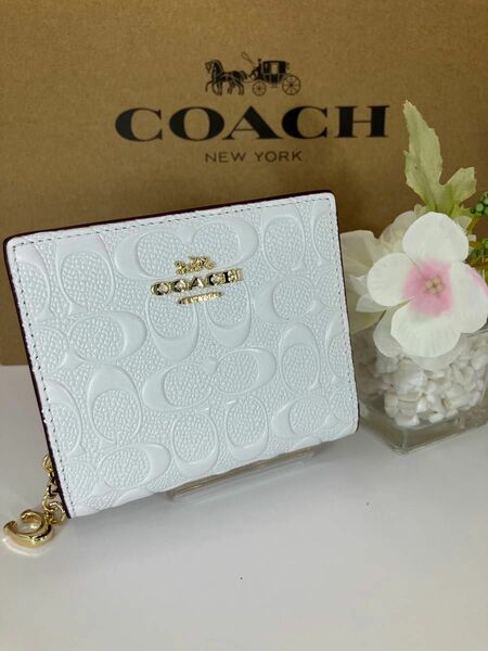 新品　未使用　COACH コーチ ラグジュアリーホワイトシグネチャースモール二つ折り財布　箱、紙袋付き