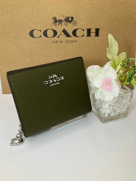 新品　未使用　COACH コーチ モスグリーンスモール二つ折り財布　箱、紙袋付き