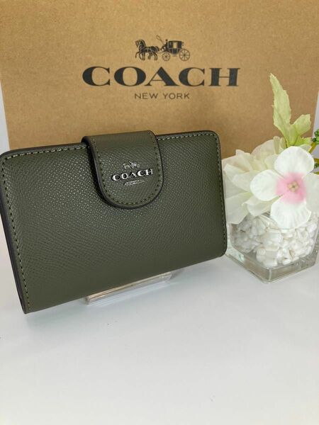 新品　未使用　COACH コーチ モスグリーンミディアム　二つ折り財布　箱、紙袋付き