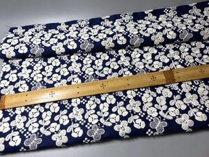 刺繍生地.シーチング綿100%幅135cm長さ50cm紺地白糸花・追加購入可能