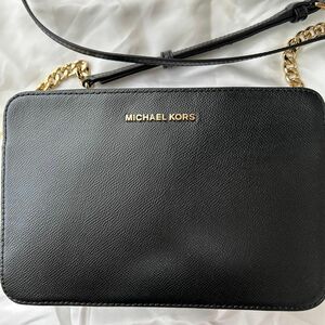 マイケルコース　 MICHAEL KORS バック　ショルダーバック　ブラック　金具ゴールド