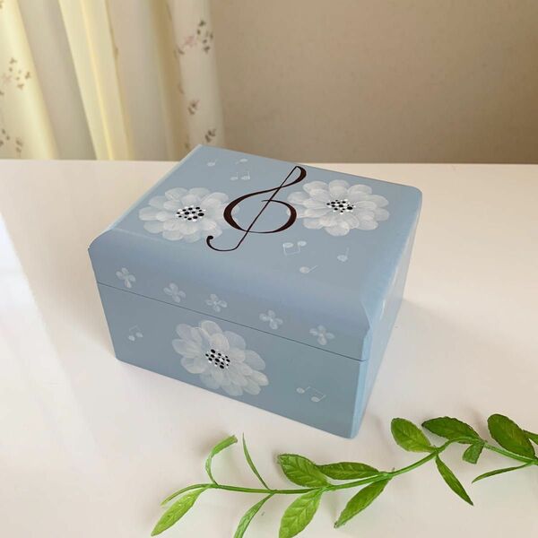 【国産木使用】ブルー　ト音記号とふんわりお花の木箱　　トールペイント　小物入れ　ボックス　ピアノ雑貨