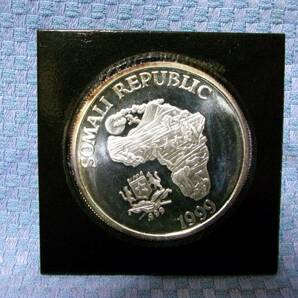 アフリカ1999年シルバー999★ソマリア銀貨１０ドル純銀１オンス３１ｇ１oz★アフリカンモンキー紙ホルダー入の画像1