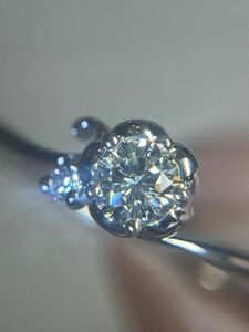 美しいダイヤモンドのお花のリング　