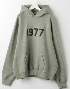 ＜FEAR OF GOD ESSENTIALS＞ 1977 HOODIE 