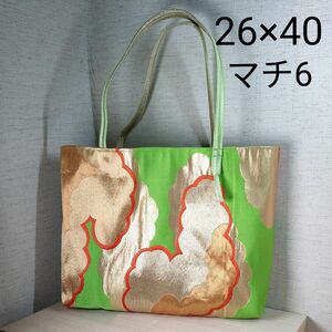 帯リメイクバッグ　A4サイズ　緑色地に、金色、赤色の糸で雲紋様が刺繍 