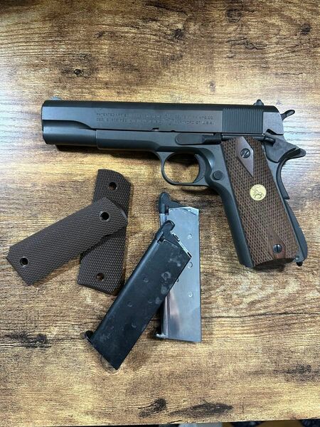 M1911A1 COLT GOVERNMENT マガジン×2 ノーマルグリップ×紫檀ダイヤチェッカーコルトメダルグリップ セット