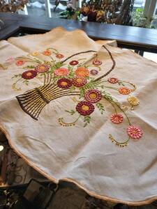 フランス　アンティーク　お花、かご模様　素敵な手刺繍　リネン　ドイリー　卵型！